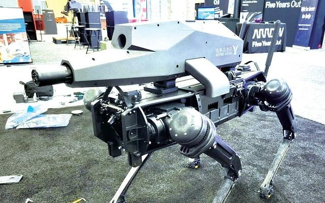 除了执行侦察任务,Vision 60四足仿生机器狗还可加装武器用于攻击