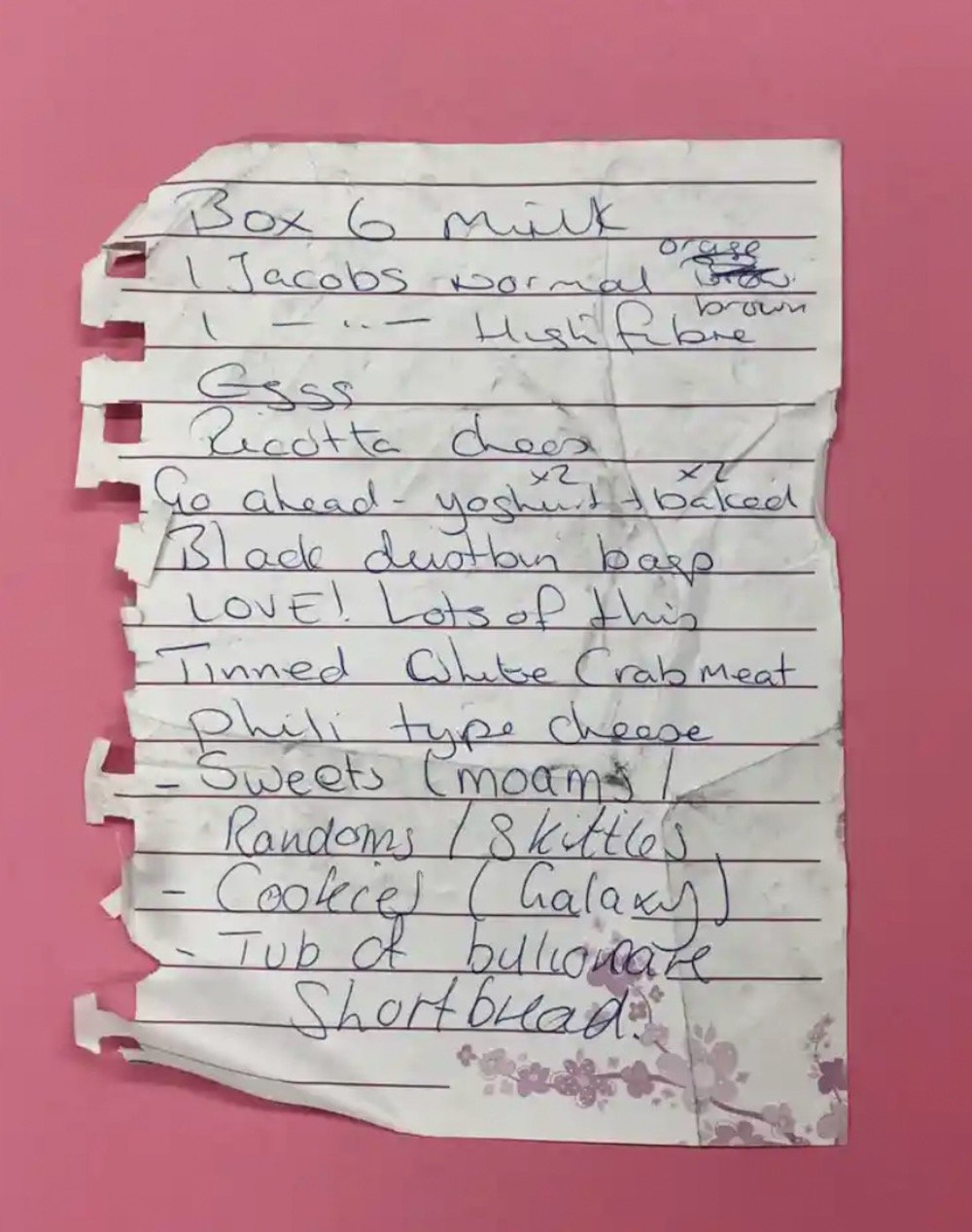 “爱！爱你很多次！……” 2019 年 10 月在 乐购门前找到的清单。