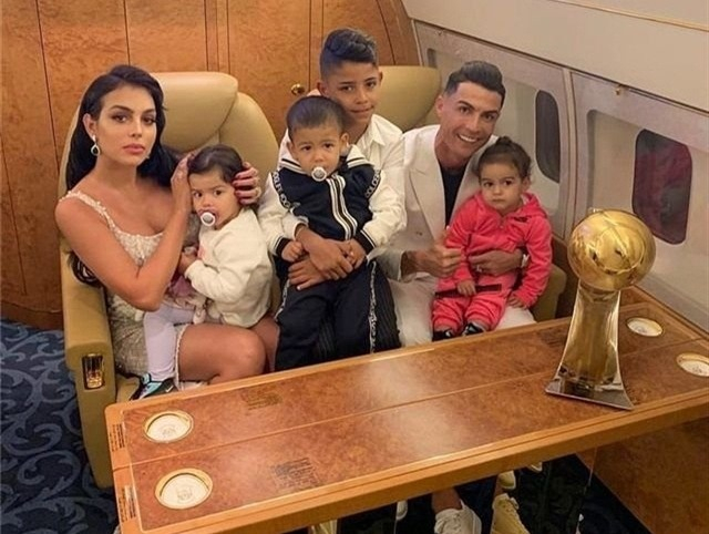 c罗女友孕后美艳!