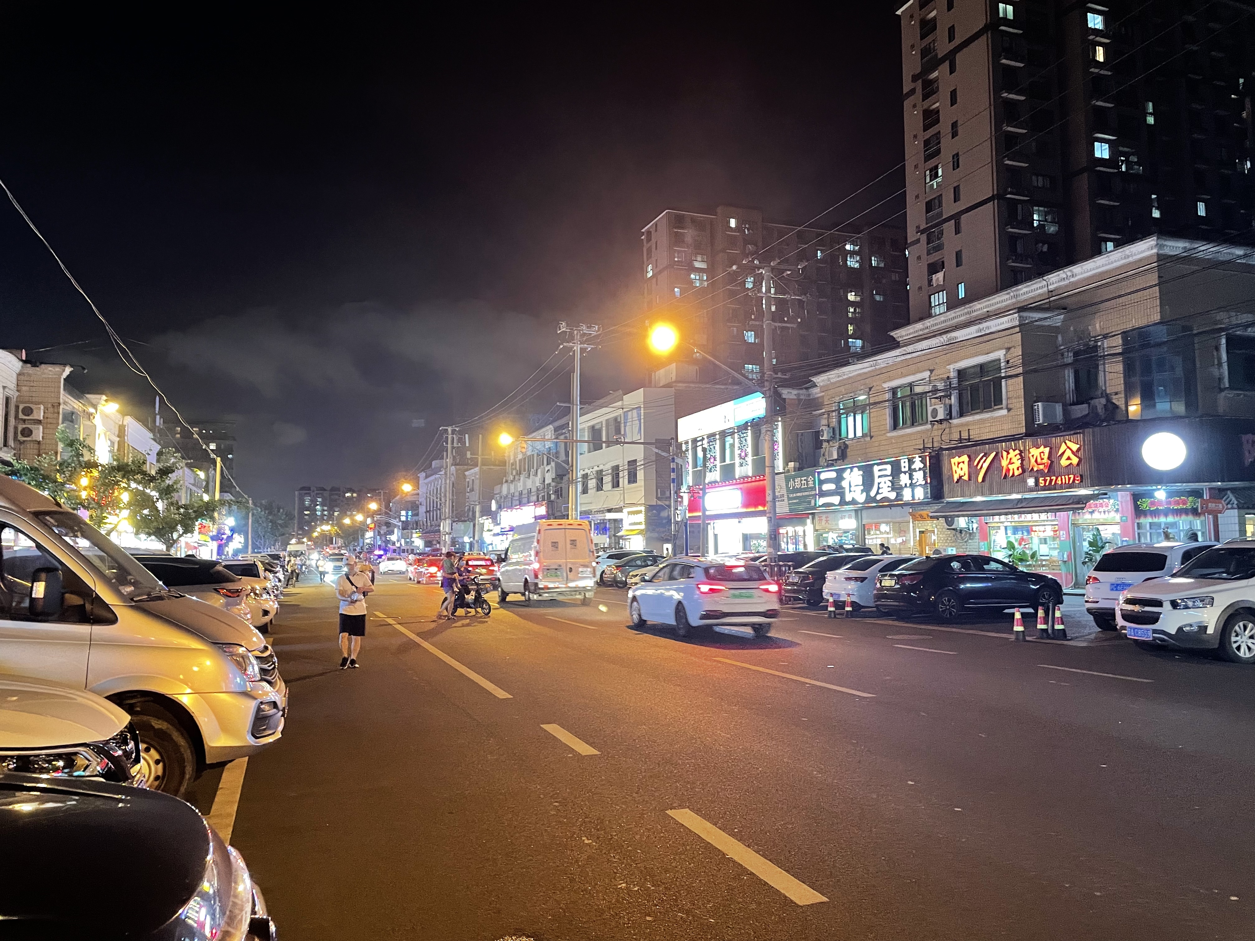 7月3日晚7时许,松东路餐饮文化特色街灯火通明,不少饭店都已恢复堂食。