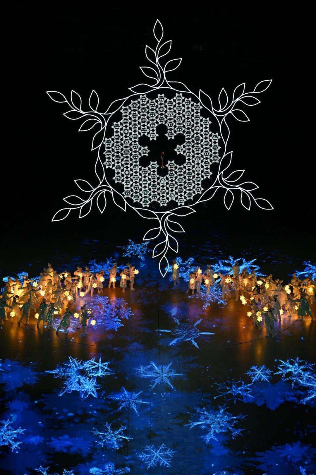 手持灯笼的孩子们在冰天雪地里欢快地玩耍开幕式出现的大雪花再次