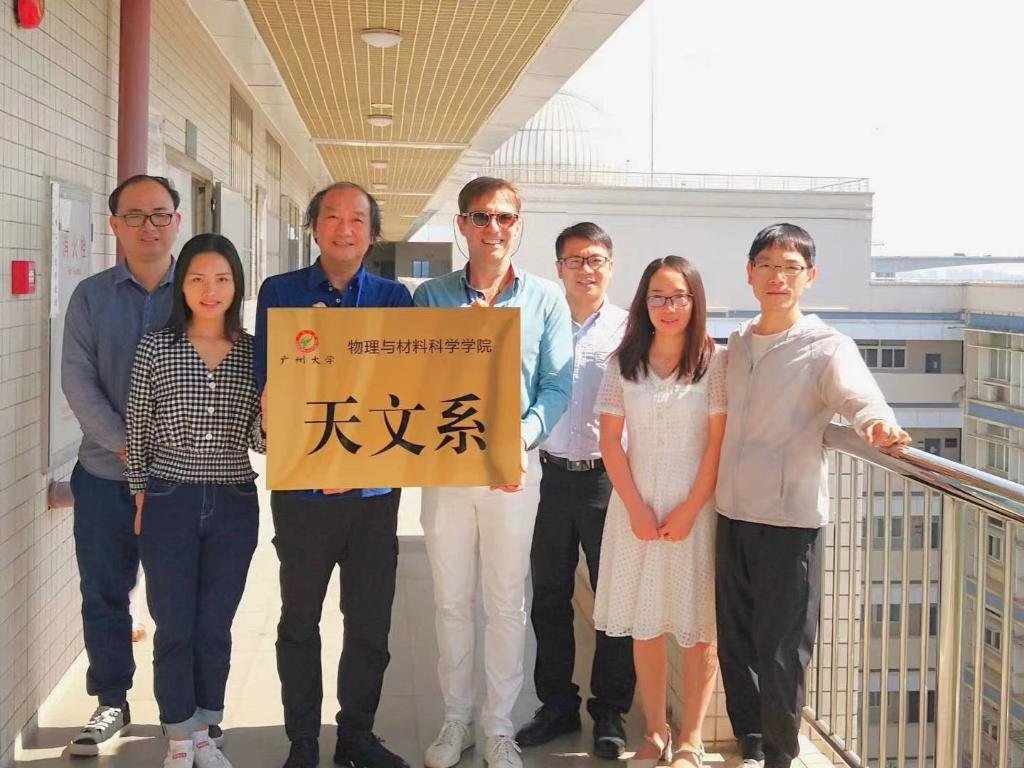 意大利天文学者丹尼斯&middot;巴丹尼（中）和广州大学天文系的同事、学生们在一起（资料照片）。 新华社发（受访者供图）