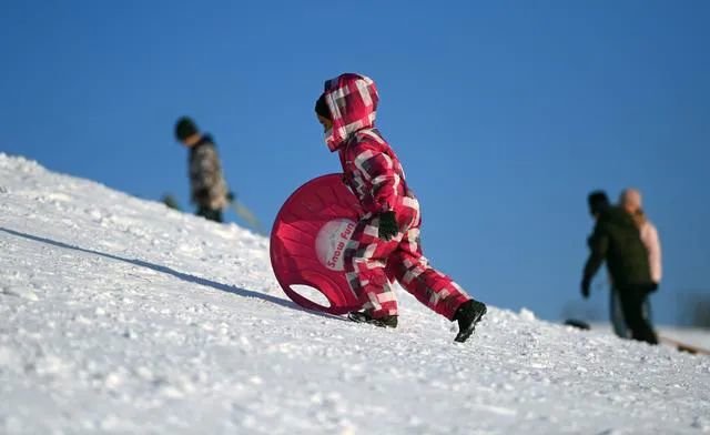 ▲雪后，孩子在德国多特蒙德的雪地上玩耍。 图/新华社/法新