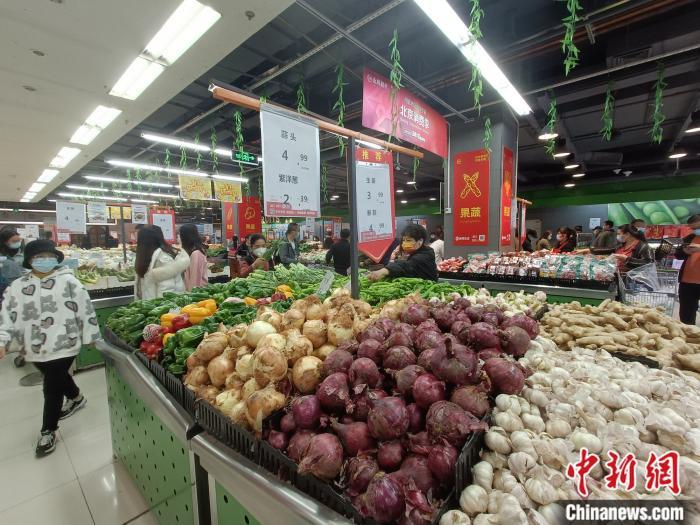 北京朝阳区某永辉超市内蔬果供应充足。