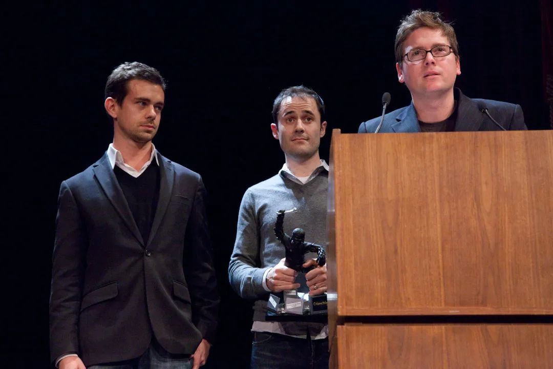 2009 年初 Twitter 三位创始人在一场颁奖礼上，从左至右分别是多西、埃文和比兹，此时多西已失去 CEO 职位。（来源：flickr）