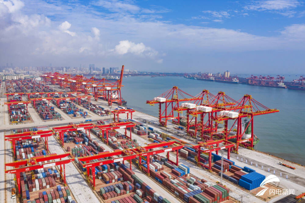 图/山东港口日照港以科技自主创新引领全自动化集装箱码头建设进入“低成本、短周期、见效快”新时代。