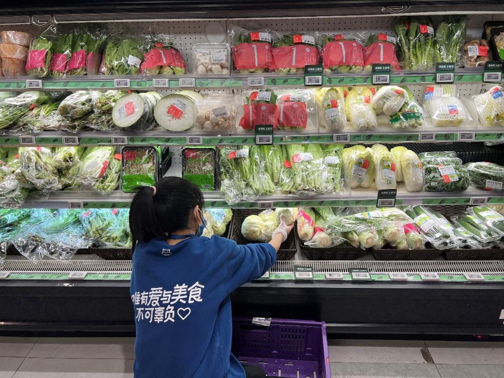 北京的一家超市正在补货.(受访者供图)