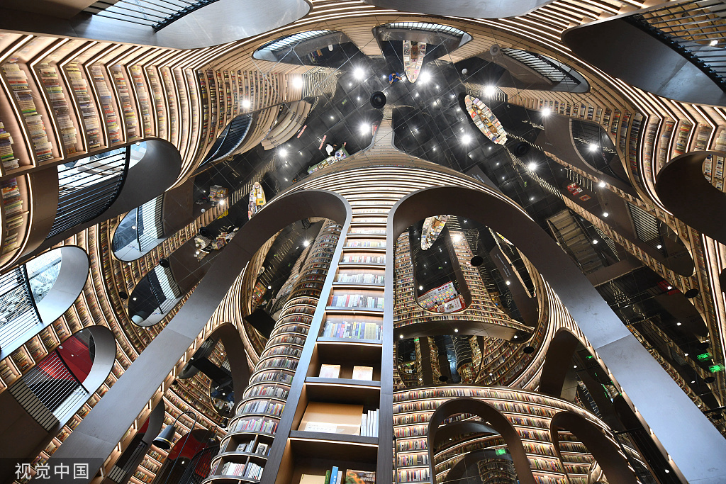 2022年3月28日,成都,都江堰钟书阁书店因其独特的空间设计吸引了一些读者前来拍照打卡。 这家书店在装修上使用了相当多的玻璃镜面,走进书店内部,会让人感觉空间特别大,四周也充满着魔幻感,如同走进了一座“奇幻森林”。