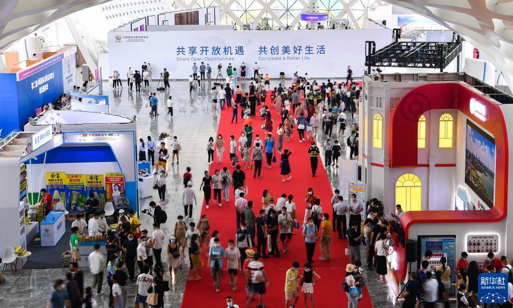 观众在第二届中国国际消费品博览会现场参观（2022年7月29日摄）。新华社记者 杨冠宇 摄
