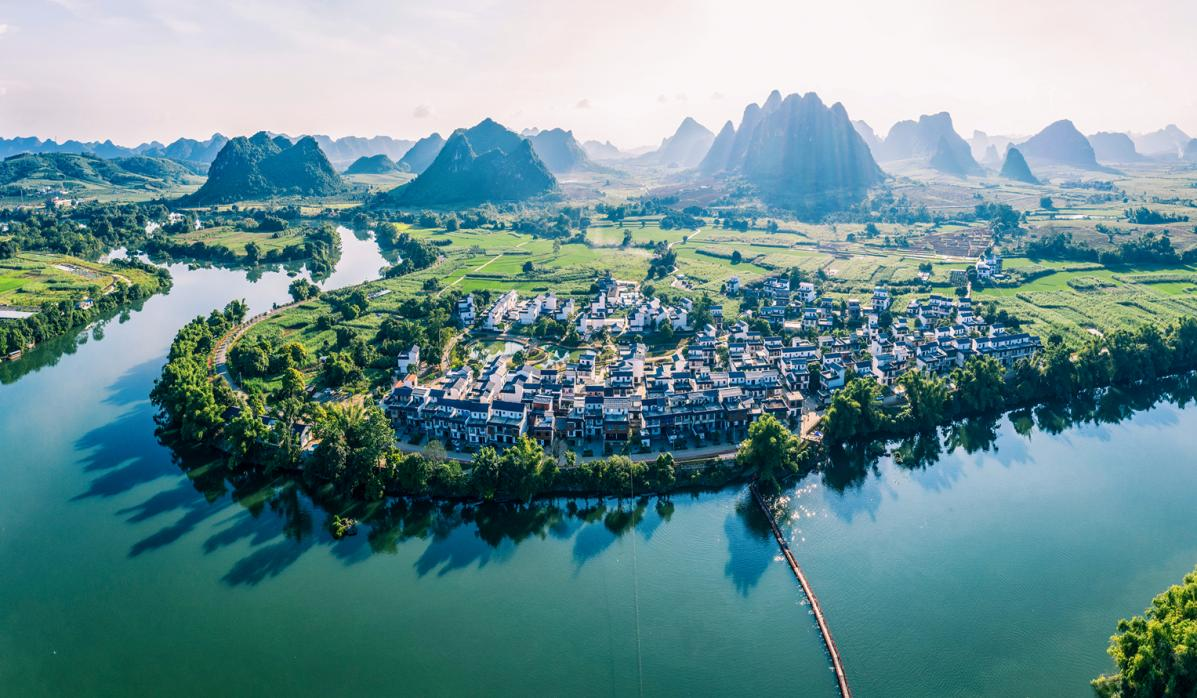 在江州区新和镇黑水河畔,村屯,民宿,田园构成一幅美丽的生态画卷(央广