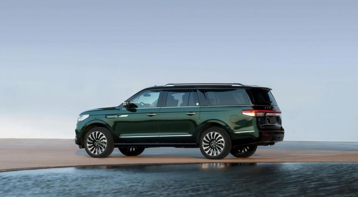 新款林肯领航员长轴总统版,新车作为中期改款车型,主要针对外观以及