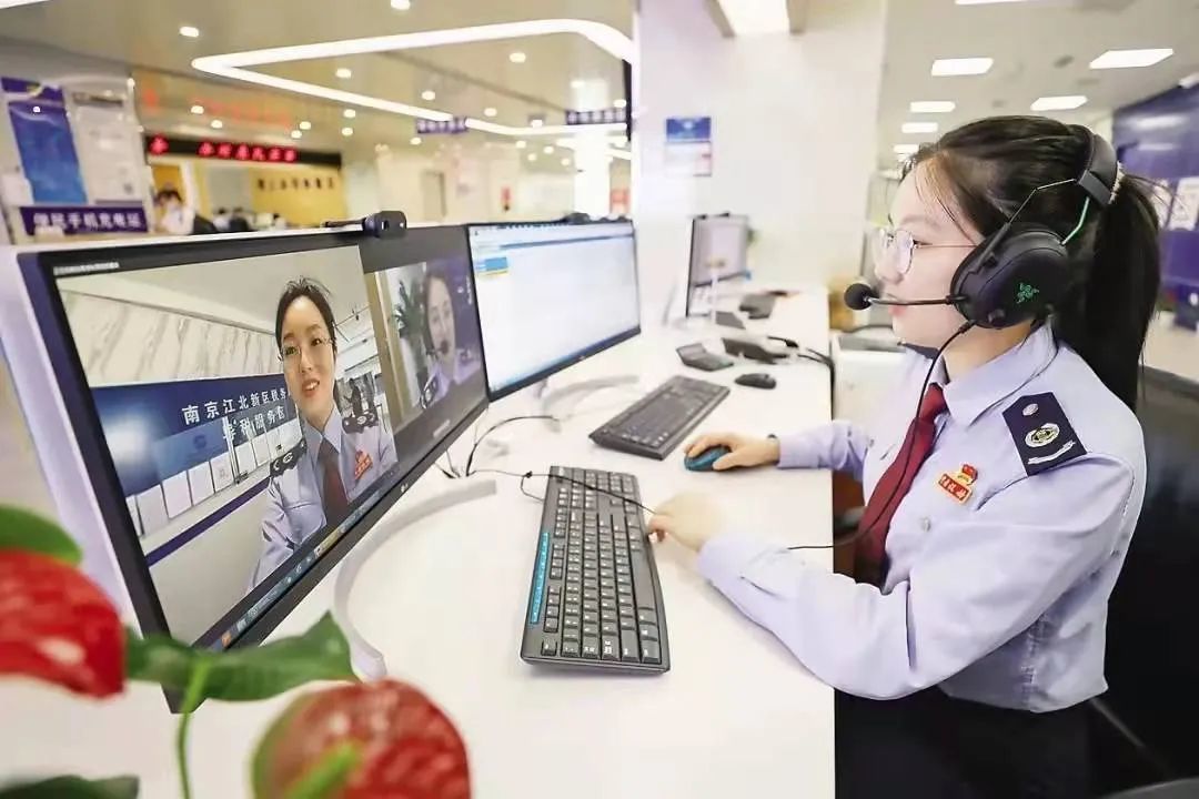 图为安徽省滁州市税务部门与江苏税务部门通过视频连线,协调解决长三角地区纳税人跨区域办税问题。