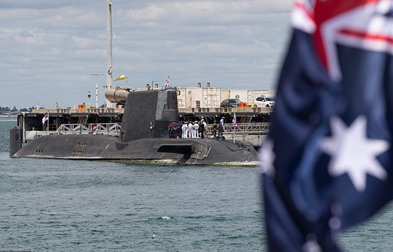 2021年10月29日，英国“机敏”级核潜艇在澳大利亚珀斯一海军基地 图自英媒