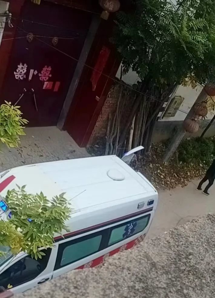 ▲确诊第10天,救护车来接爷爷去医院,他是村里年纪最大的感染者