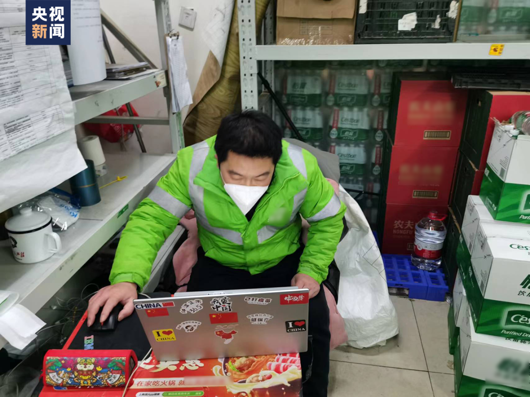 △深夜，王庆忠在堆满物资的站点内协调订单。