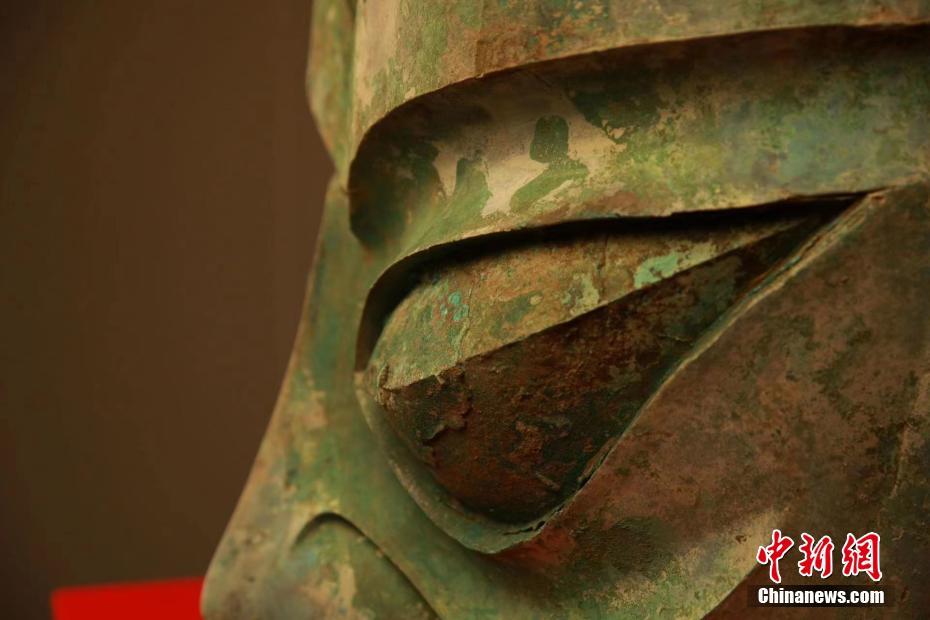 三星堆青铜大面具在三星堆博物馆首次正式展出。尧欣雨 摄