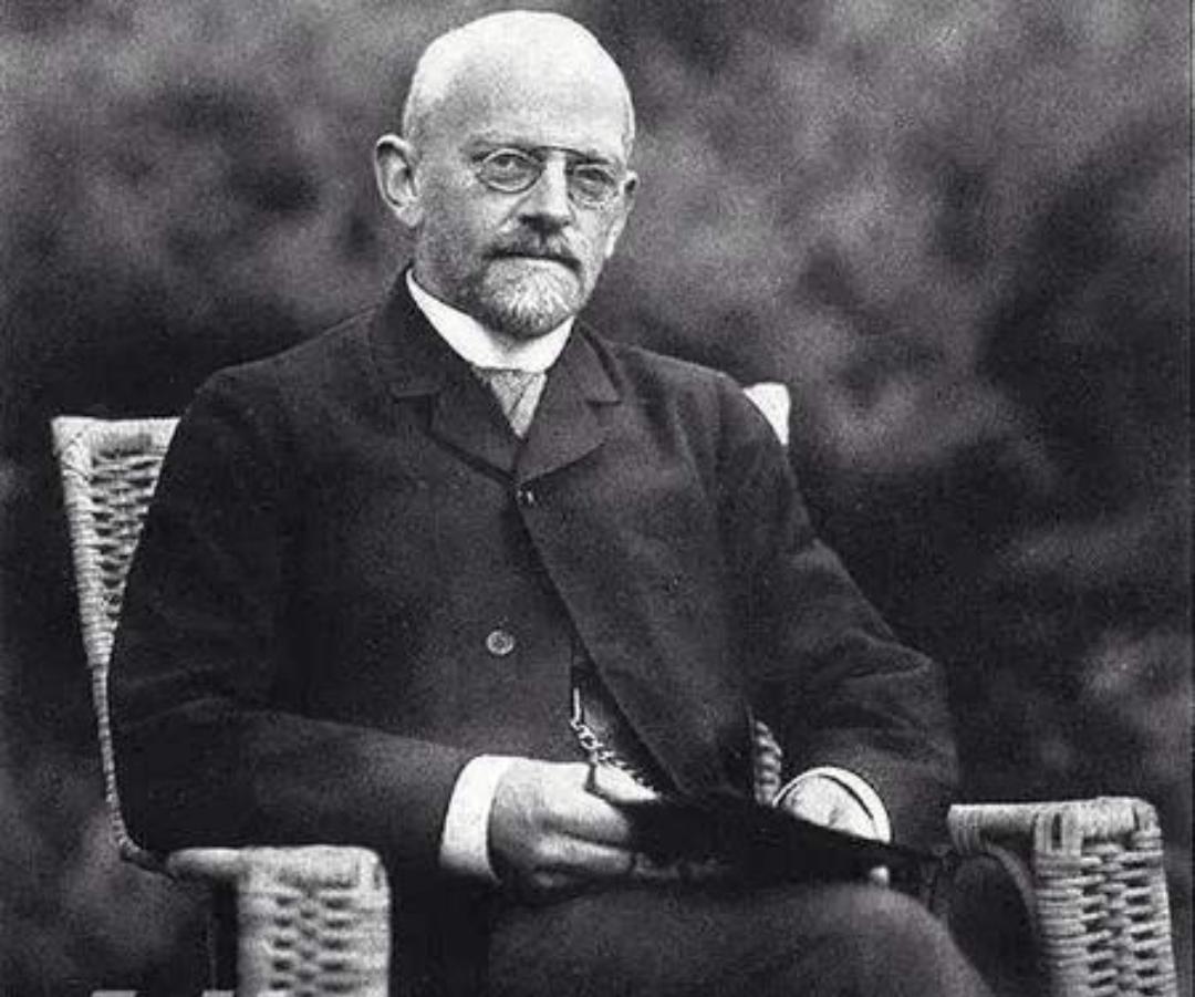 数理双绝,引领物理学百年发展,艾米·诺特究竟有多牛?__凤凰网