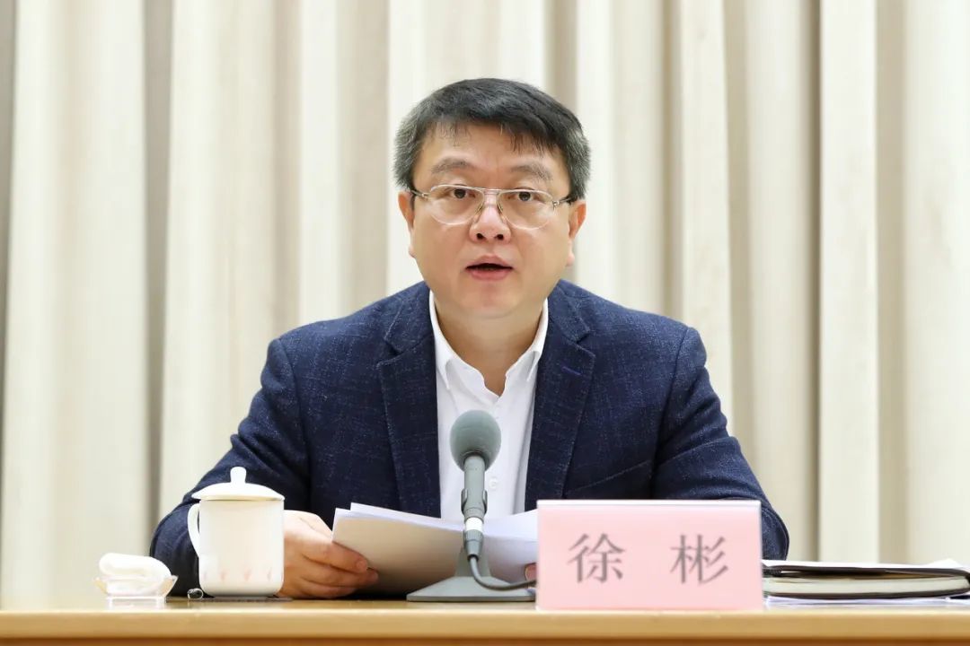 市体育局党组书记、局长徐彬作《关于2021年体育工作情况和2022年工作计划的报告》。