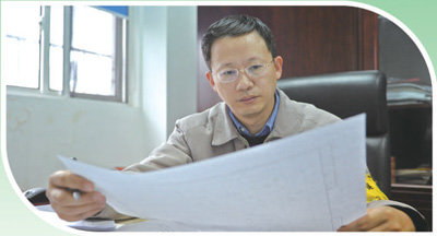 康明正在查看图纸。图片由受访者提供