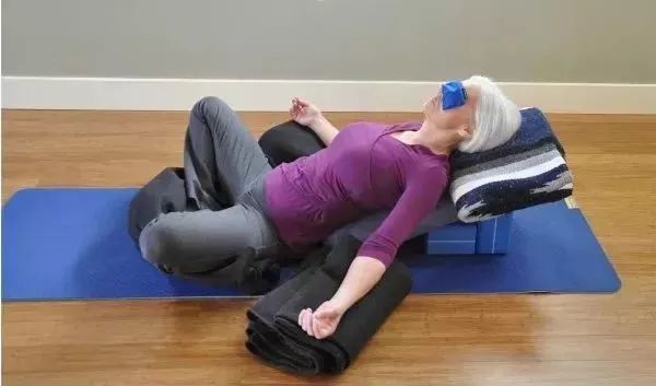 这套动作懒人必练躺着躺着气质就变好了