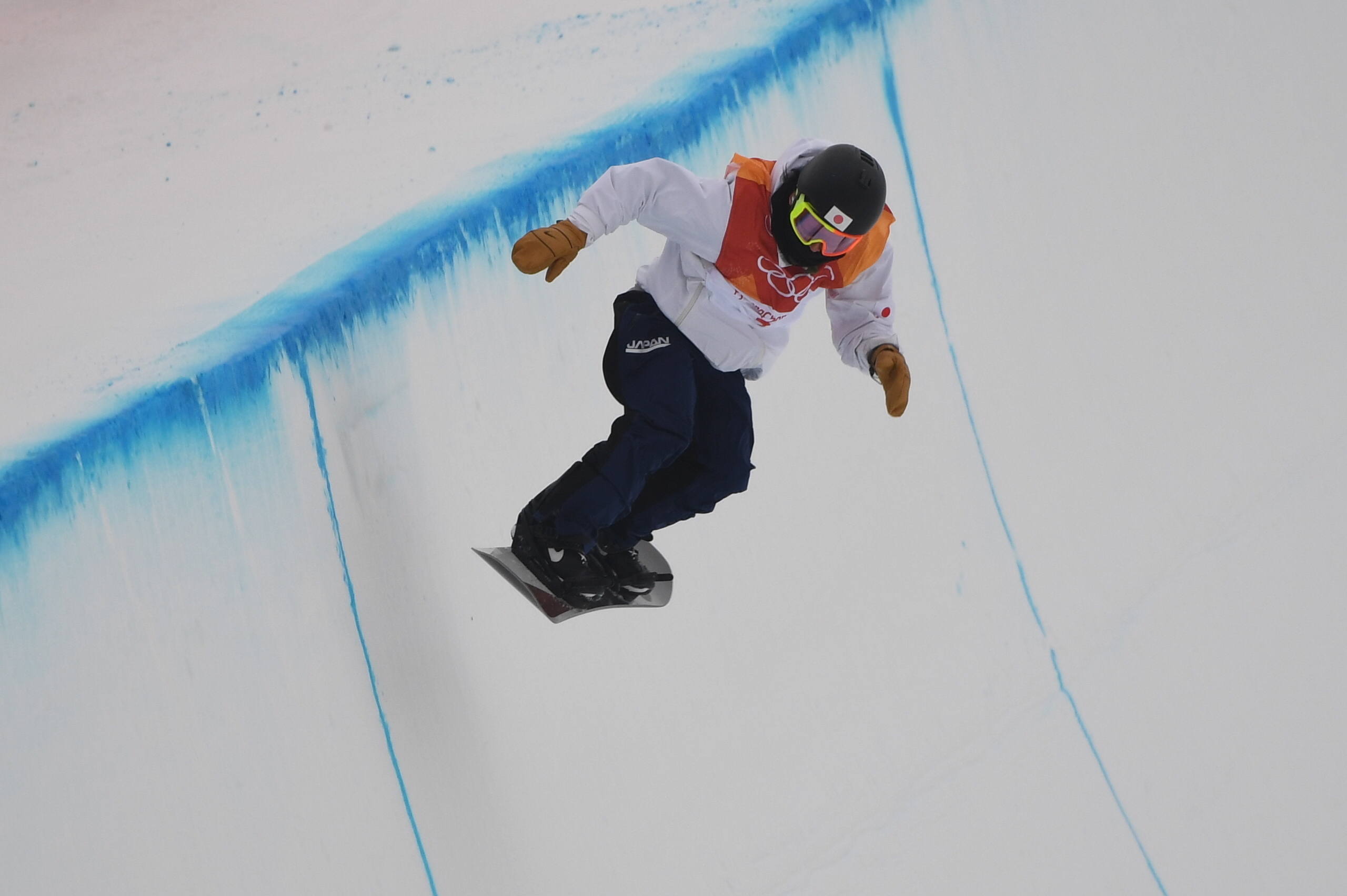 2018年2月14日，日本选手平野步梦在平昌冬奥会单板滑雪男子U型场地决赛中。新华社记者吕小炜摄
