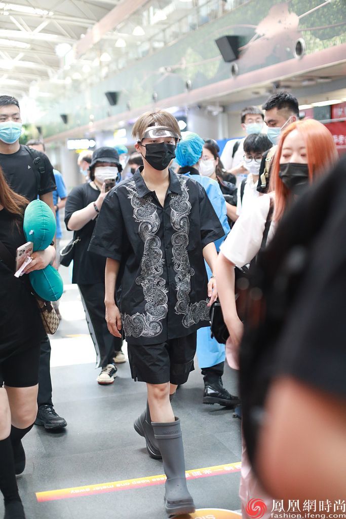 刘雨昕黑色印花男友风t恤搭配短裤 灰色高筒靴中性风__凤凰网