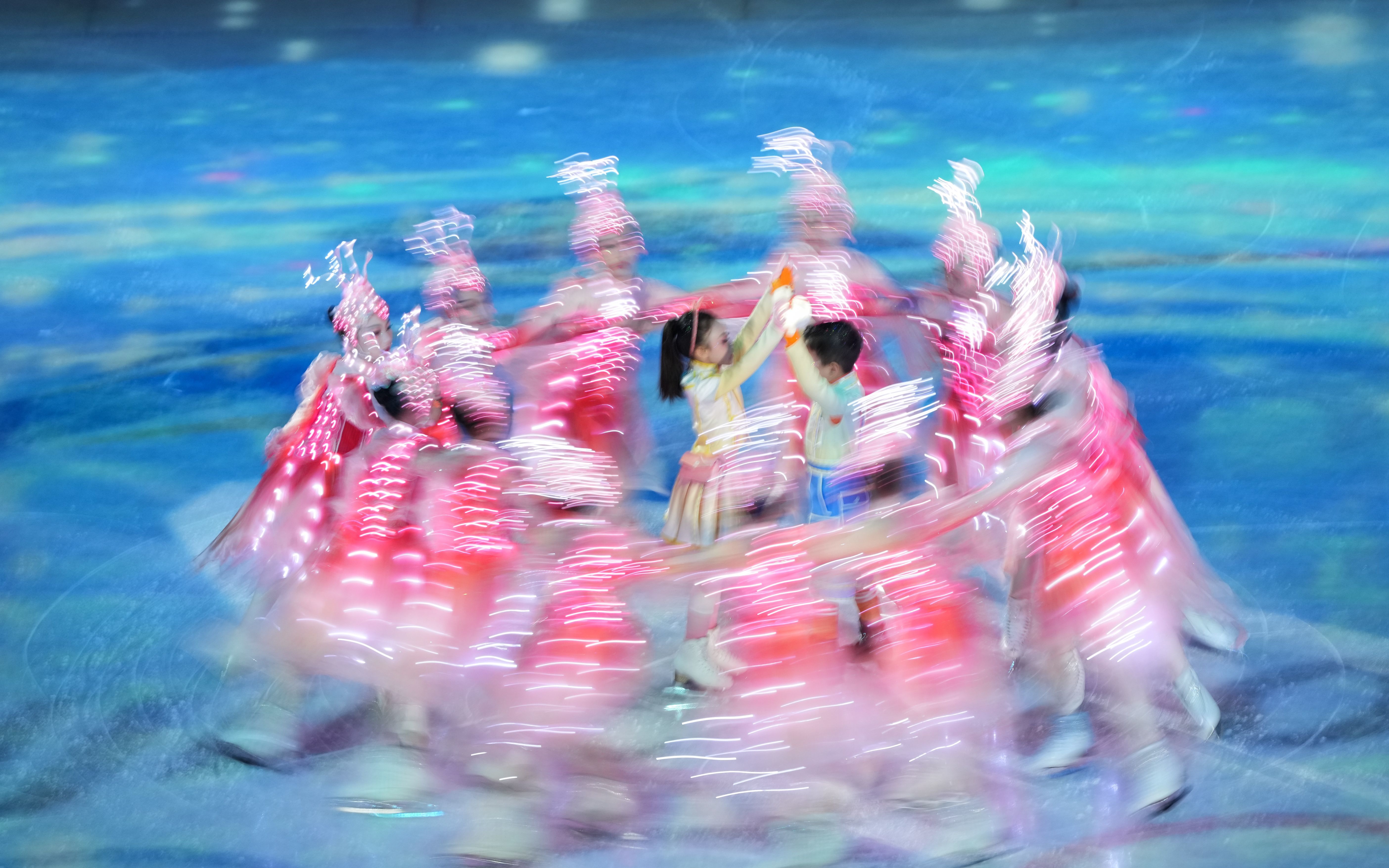 北京冬奥会花滑表演滑的galashow很酷很炫有深意