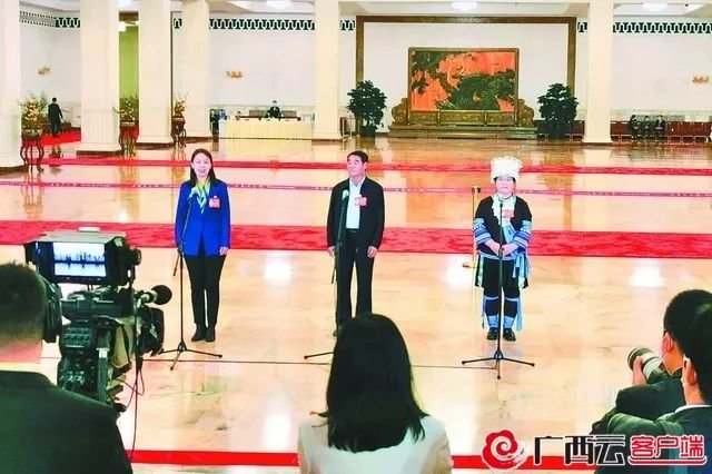 10月16日上午，来自广西的杨宁（右一）代表亮相党的二十大“党代表通道”。广西日报-广西云客户端特派记者 魏恒 摄