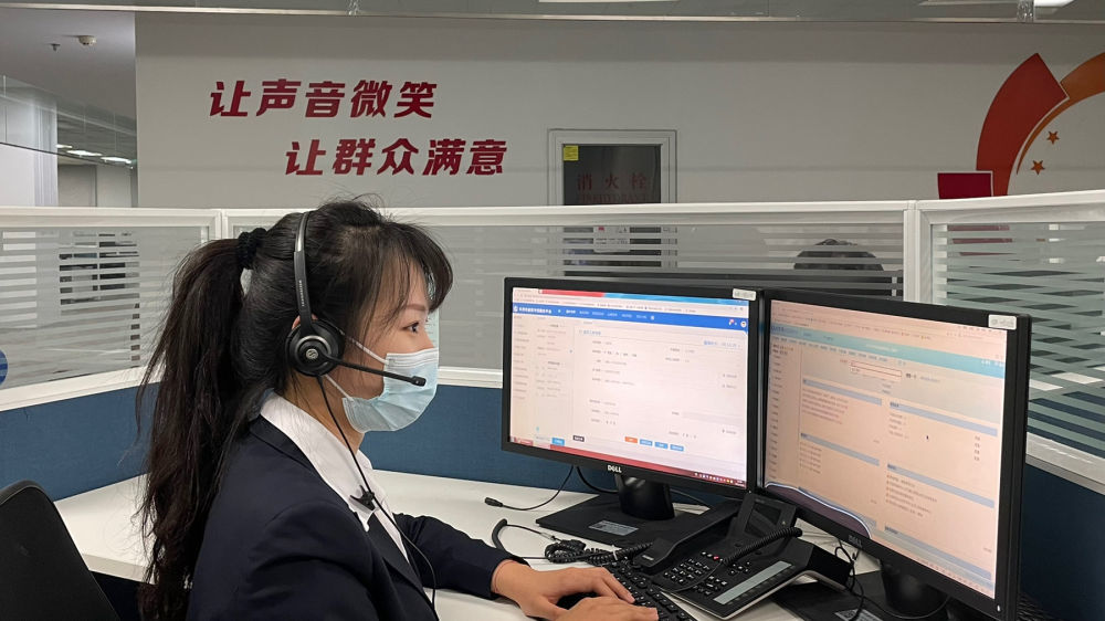 3月20日,董红晨在话务大厅内工作.