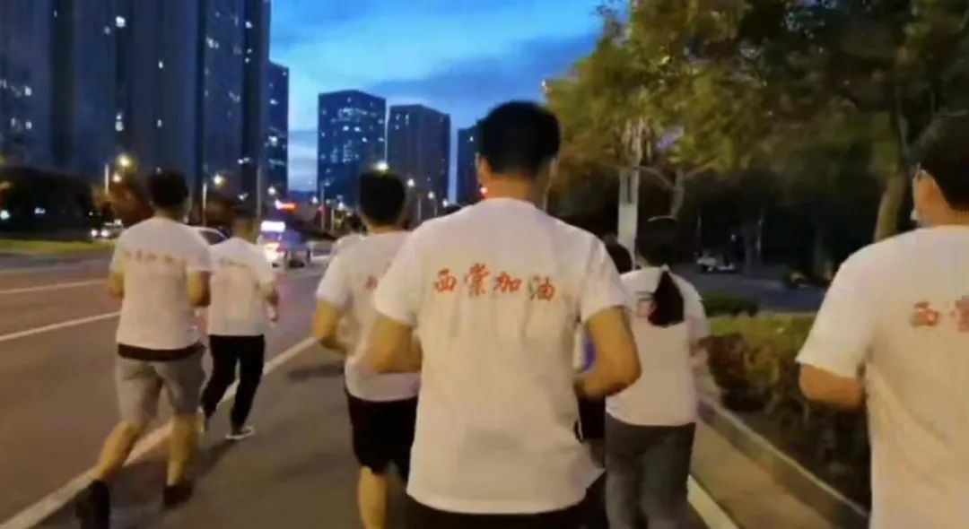 业主们希望通过“夜跑团”的方式发声