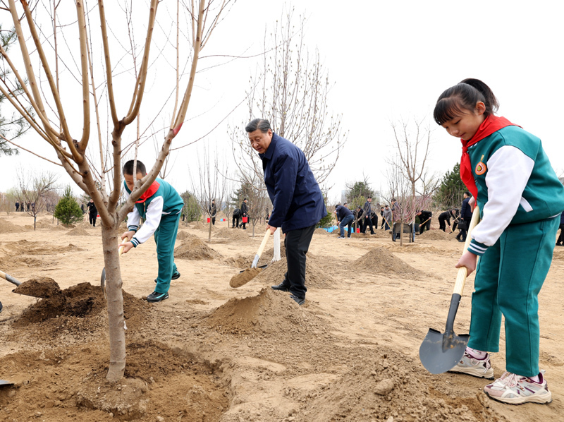 △3月30日，习近平总书记来到北京市大兴区黄村镇参加首都义务植树活动。