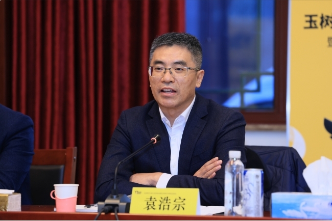 自治州州委常委,副州长,北京援青指挥部指挥袁浩宗致欢迎辞并宣布恳谈