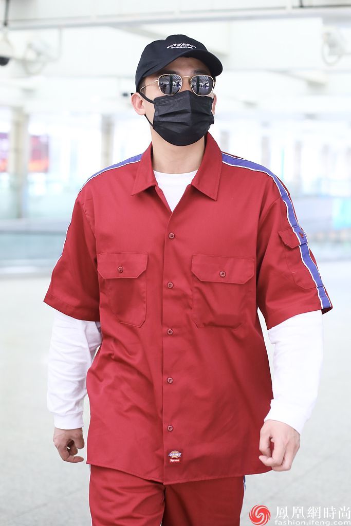 欧豪戴黑色鸭舌帽复古墨镜,红色半袖工装套装内搭白色t恤小白鞋__凤凰