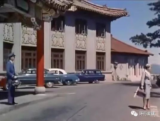 1959年 上映的「空中小姐」剧照,那时饭店大门(第一代)还是日本鸟居