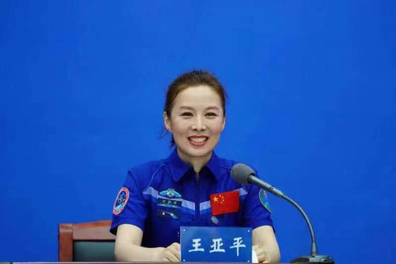 最美太空教师王亚平探索宇宙播种梦想