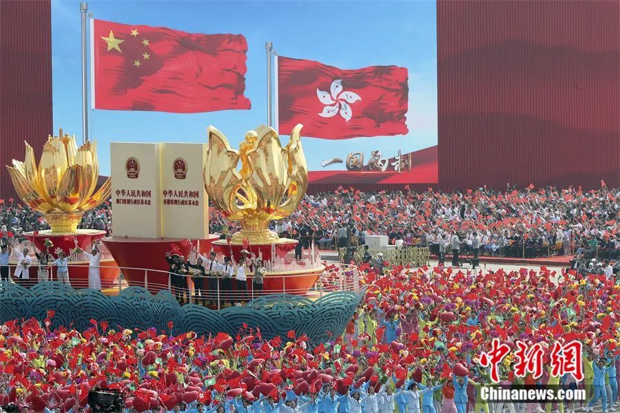 2019年10月1日,庆祝中华人民共和国成立70周年大会在北京天安门广场隆重举行。图为群众游行中的“一国两制”方阵。<a target='_blank' href='/'>中新社</a>记者 盛佳鹏 摄