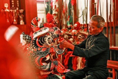 龙岗永胜堂舞麒麟国家级非遗传承人张志明在擦拭麒麟头。王丰摄