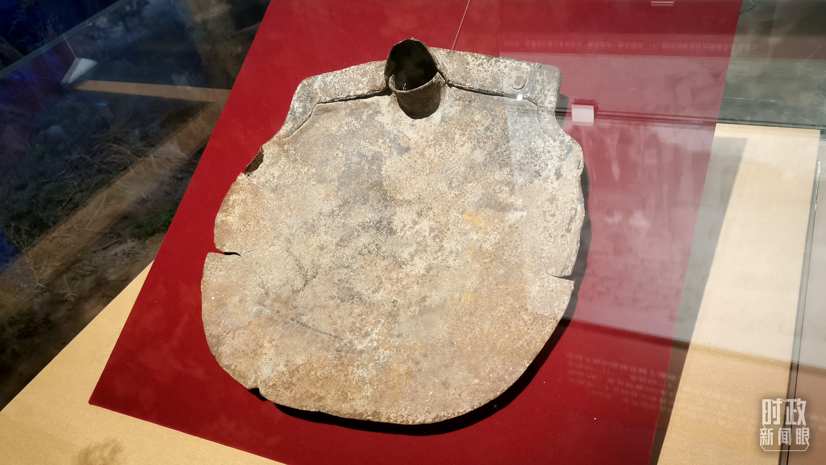 △“一根木棍,一块铁板,结构简单,用途广泛。它是军垦的武器,它是我们野餐的饭碗。走出地窝子,挺进戈壁滩……”这是歌曲《坎土曼之歌》描述的坎土曼。(总台央广记者刘会民拍摄)