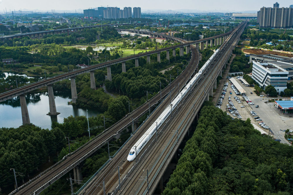 6月20日,一列动车组列车在京广高铁京武段武汉站附近行驶(无人机照片)