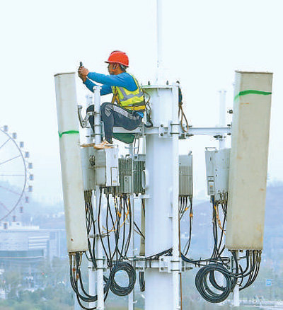 江西赣州蓉江新区，技术人员在安装调试5G信号设备。