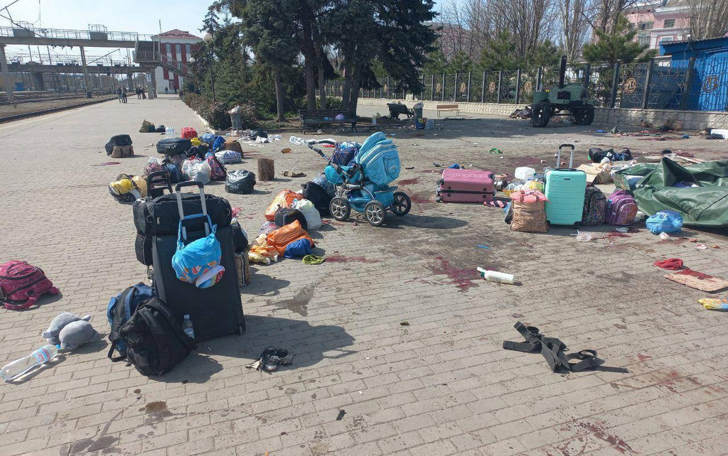 当地时间2022年4月8日,乌克兰克拉马托斯克火车站,导弹袭击后一片狼藉