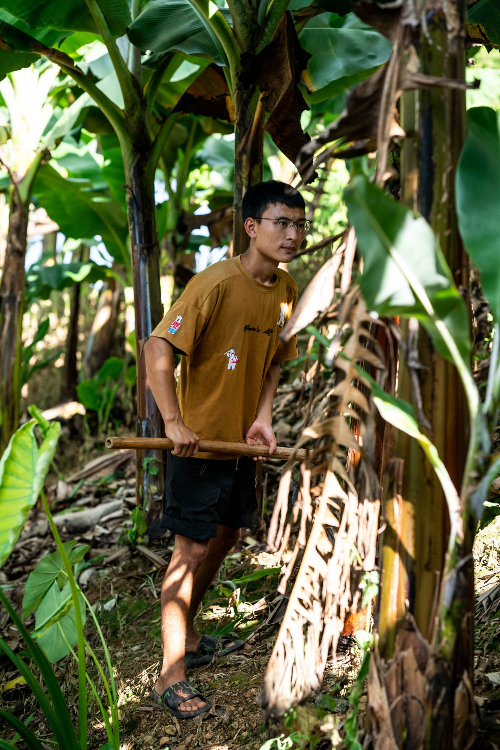 在云南省金平县者米拉祜族乡安福村,白龙发在干农活(7月13日摄).