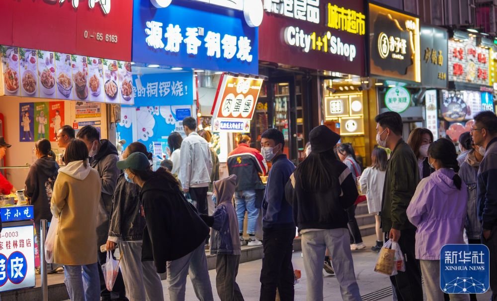 10月6日，市民在长春市桂林胡同小吃街排队购买小吃。新华社记者 颜麟蕴 摄