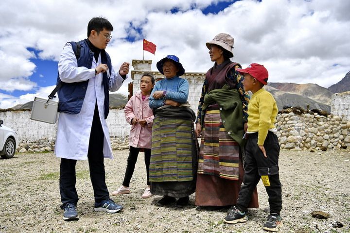 在西藏拉萨市当雄县格达乡格达村,第六批医疗人才"组团式"援藏专家