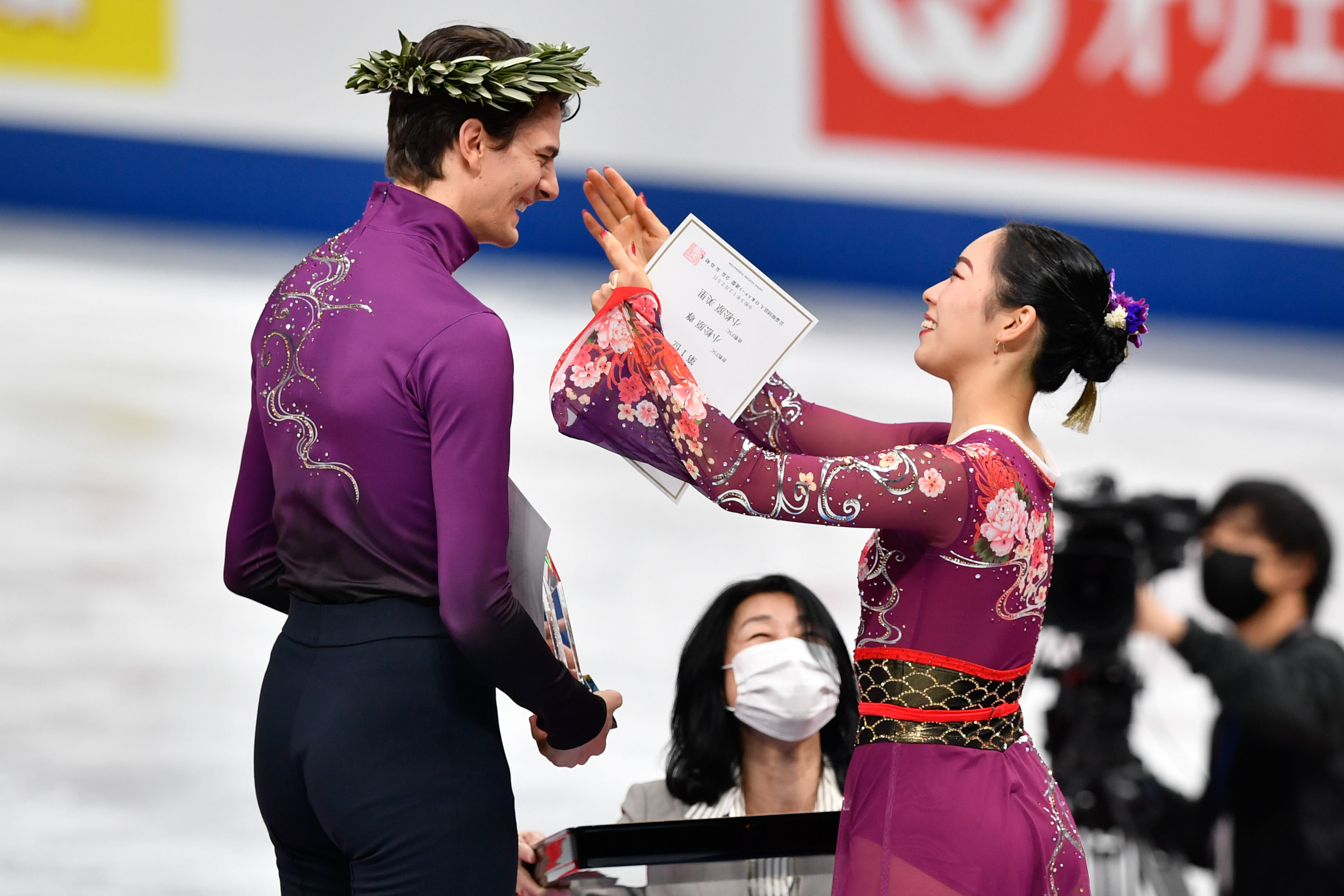 2021年12月25日,全日花样滑冰锦标赛冰舞比赛,小松原美里(前右)为小松