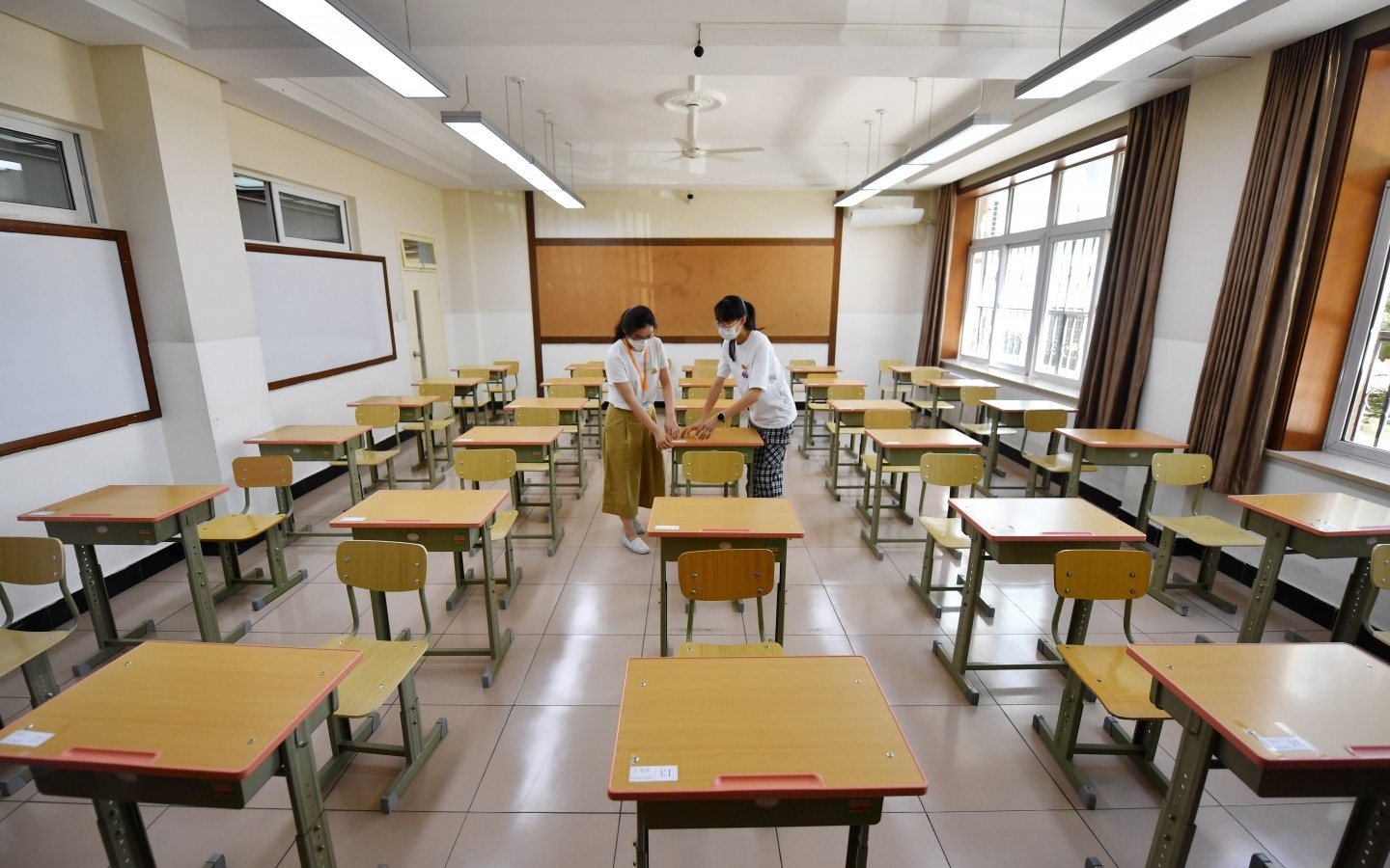 高考在即,工作人员布置考场.