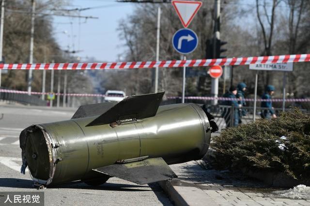 3月14日，一枚“圆点-U”导弹在顿涅茨克政府大楼附近被拦截，造成部分建筑受损并起火。图源：人民视觉