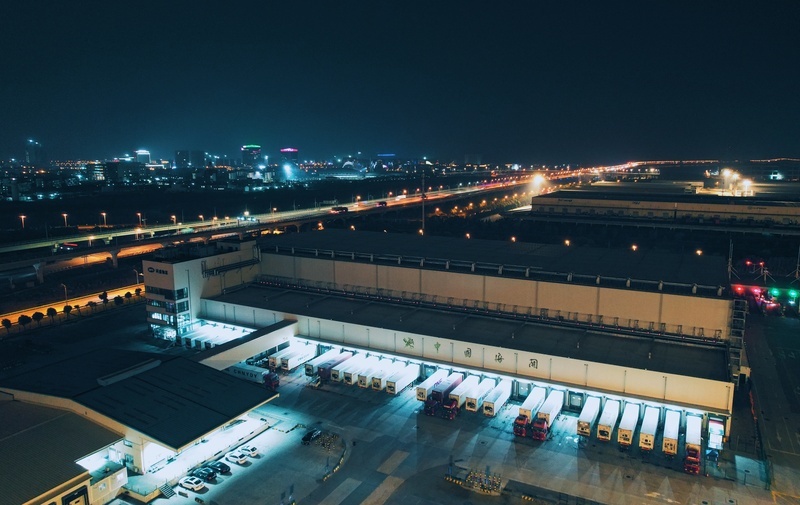 洋山海关彻夜不息保障口岸通关安全顺畅。（何中原 摄）