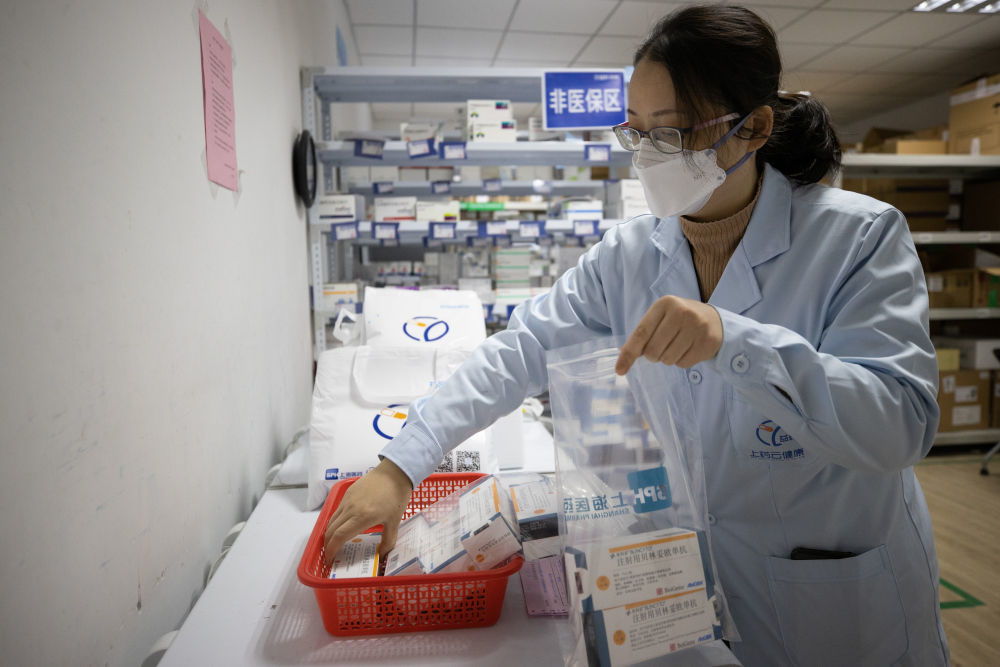 4月5日,在上药云健康益药药房,医师根据处方从冷藏库区取药后,把