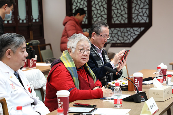 该电影的编剧和影片出品人为华山医院党委书记邹和建教授(左一),导演为著名戏剧家、国家一级导演陈薪伊(左二)。